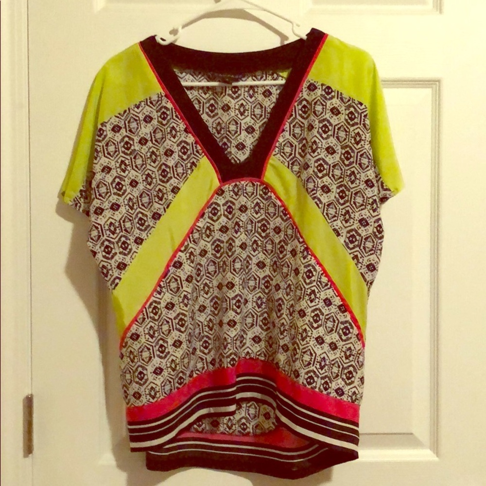 Fun print pink black and lime green top💚💕🖤